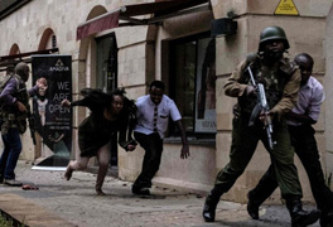 À Nairobi, une attaque jihadiste dans un complexe hôtelier fait au moins 14 morts : Le président kényan a annoncé que les islamistes shebab qui ont mené l’attaque ont été “éliminés”.