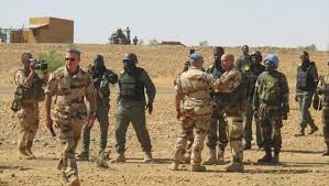 Mali: l’armée française passe le fleuve Niger avec armes et bagages