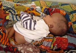 GARE ROUTIERE DE KOUTIALA : Un bébé de 3 mois abandonné par sa mère dans les mains d’une vendeuse de bouillie