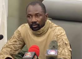 Assimi Goita, le nouvel homme fort du Mali: Du canon et des chars sur les théâtres d’opérations militaires à la bureaucratie