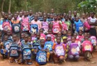 Mois de la solidarité et de la lutte contre l’exclusion : La JCPC1 offre 100 kits scolaires aux enfants démunis
