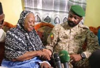 Mois de Solidarité : Le Président de la Transition rend visite à la plus vieille femme du district de Bamako