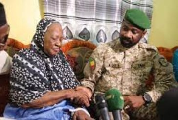 Mois de Solidarité : Le Président de la Transition rend visite à la plus vieille femme du district de Bamako