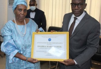 DÉPART À LA RETRAITE : Madame Diarra Haby Sanou honorée par le ministre Pr Amadou Keita