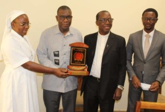 MESRS : Les responsables de l’UCAO présentent au Pr Amadou Keita, le trophée de l’université privée la plus dynamique du Mali
